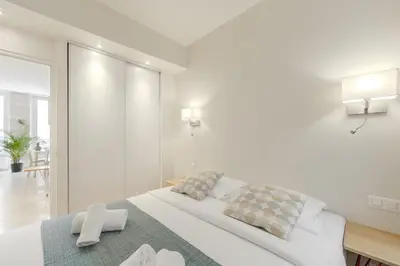 Un ou plusieurs lits dans un hébergement de l'établissement Jardin Saint Honoré Apartments