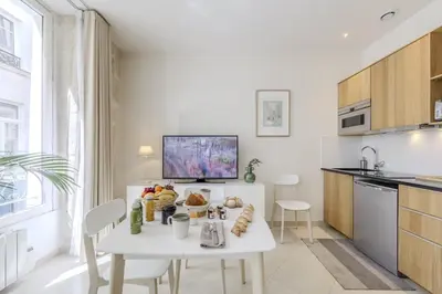 Cuisine ou kitchenette dans l'établissement Jardin Saint Honoré Apartments
