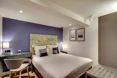 Un ou plusieurs lits dans un hébergement de l'établissement Hôtel Sèvres Saint Germain