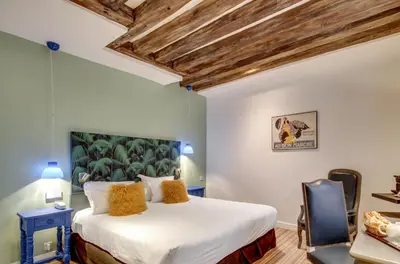 Un ou plusieurs lits dans un hébergement de l'établissement Hôtel Sèvres Saint Germain