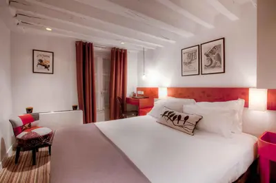 Un ou plusieurs lits dans un hébergement de l'établissement Hôtel Sèvres Saint Germain
