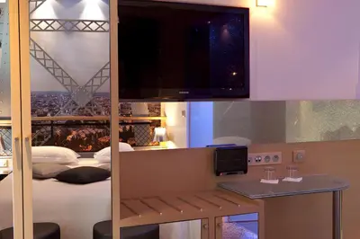 Télévision ou salle de divertissement dans l'établissement Secret de Paris - Hotel & Spa