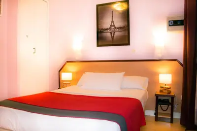 Un ou plusieurs lits dans un hébergement de l'établissement Hotel Audran