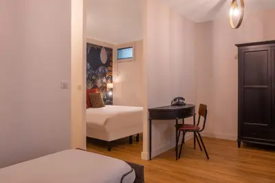 Un ou plusieurs lits dans un hébergement de l'établissement Pacific Hotel Fondary