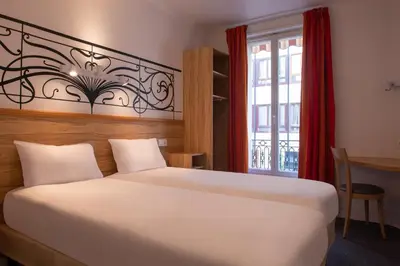 Un ou plusieurs lits dans un hébergement de l'établissement Pacific Hotel Fondary