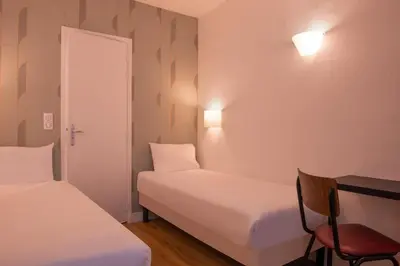 Un ou plusieurs lits dans un hébergement de l'établissement Pacific Hotel Fondary