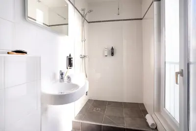Salle de bains dans l'établissement ibis styles Paris Montmartre Batignolles