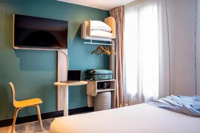 Télévision ou salle de divertissement dans l'établissement ibis styles Paris Montmartre Batignolles