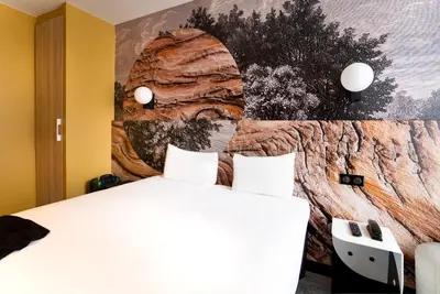 Un ou plusieurs lits dans un hébergement de l'établissement ibis styles Paris Montmartre Batignolles