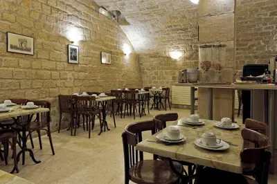 Restaurant ou autre lieu de restauration dans l'établissement Hotel Americain