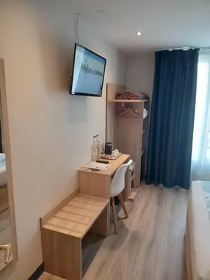 Télévision ou salle de divertissement dans l'établissement Hotel Modern Est
