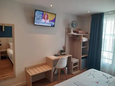 Télévision ou salle de divertissement dans l'établissement Hotel Modern Est