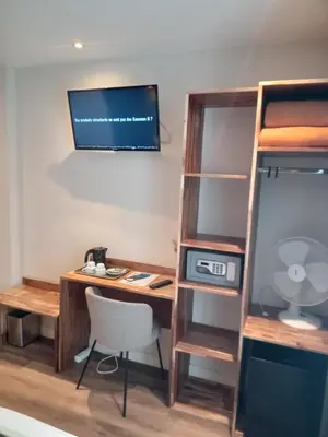 Télévision ou salle de divertissement dans l'établissement Hotel Modern Est