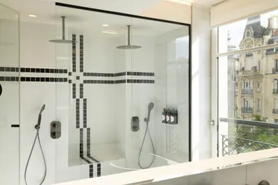 Salle de bains dans l'établissement Hôtel Raspail Montparnasse