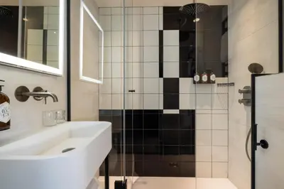 Salle de bains dans l'établissement Hôtel Raspail Montparnasse