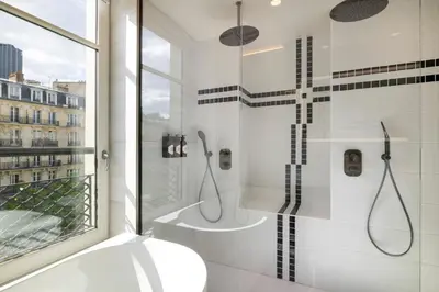 Salle de bains dans l'établissement Hôtel Raspail Montparnasse