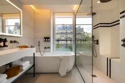 Salle de bains dans l'établissement Hôtel Raspail Montparnasse
