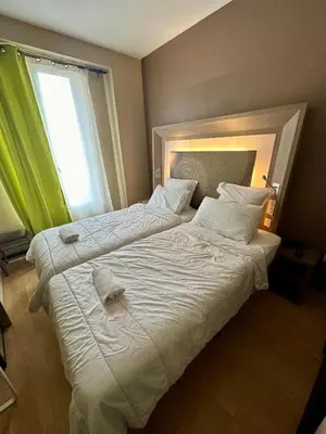 Un ou plusieurs lits dans un hébergement de l'établissement Hotel Victor Hugo