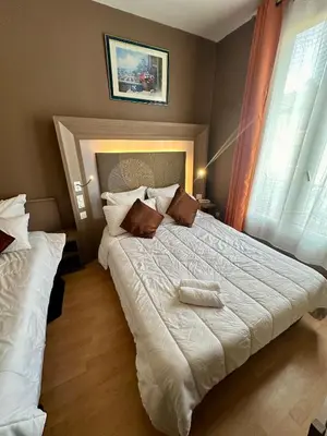 Un ou plusieurs lits dans un hébergement de l'établissement Hotel Victor Hugo
