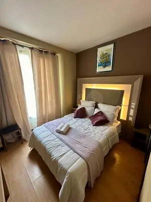Un ou plusieurs lits dans un hébergement de l'établissement Hotel Victor Hugo