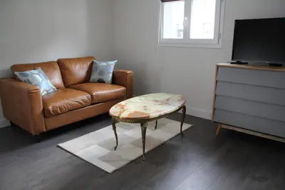Télévision ou salle de divertissement dans l'établissement Cosy Apparts Suresnes La Défense