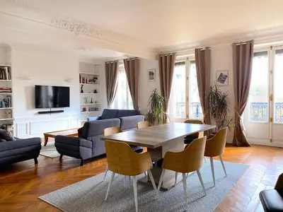 Télévision ou salle de divertissement dans l'établissement Marvellous Sunbathed 3BR at the heart of Paris