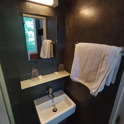 Salle de bains dans l'établissement Caulaincourt Montmartre by Hiphophostels