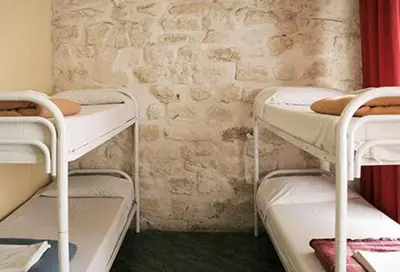 Un ou plusieurs lits dans un hébergement de l'établissement Aloha Hostel Eiffel Tower by Hiphophostels