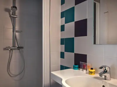 Salle de bains dans l'établissement Hôtel des Métallos
