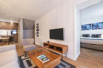 Télévision ou salle de divertissement dans l'établissement Rue Charlot Le Marais