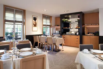 Restaurant ou autre lieu de restauration dans l'établissement Marceau Champs-Elysées