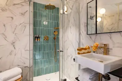 Salle de bains dans l'établissement Hôtel Maxim Folies