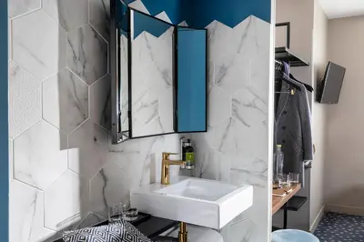 Salle de bains dans l'établissement Hôtel Maxim Folies