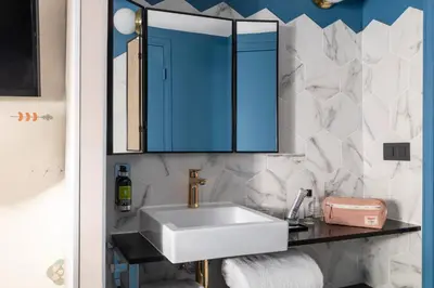 Salle de bains dans l'établissement Hôtel Maxim Folies
