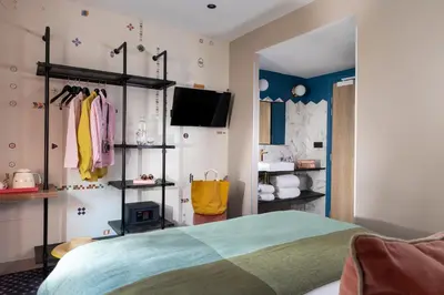 Un ou plusieurs lits dans un hébergement de l'établissement Hôtel Maxim Folies
