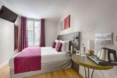 Un ou plusieurs lits dans un hébergement de l'établissement Hotel de France Invalides