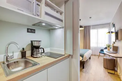 Cuisine ou kitchenette dans l'établissement Appart'City Confort Paris Clichy - Mairie