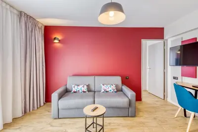 Télévision ou salle de divertissement dans l'établissement Appart'City Confort Paris Clichy - Mairie