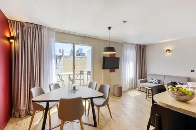 Télévision ou salle de divertissement dans l'établissement Appart'City Confort Paris Clichy - Mairie