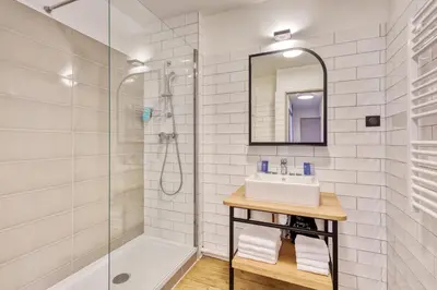Salle de bains dans l'établissement Appart'City Confort Paris Clichy - Mairie