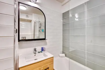 Salle de bains dans l'établissement Appart'City Confort Paris Clichy - Mairie