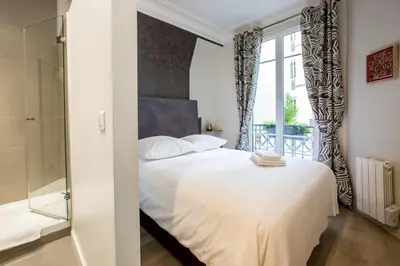 Un ou plusieurs lits dans un hébergement de l'établissement Modern arty flat close to Saint-Germain des Près
