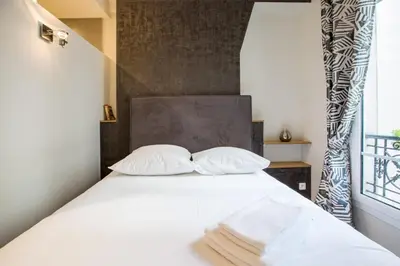 Un ou plusieurs lits dans un hébergement de l'établissement Modern arty flat close to Saint-Germain des Près