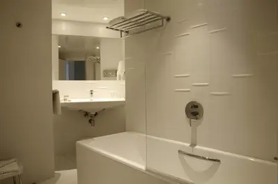 Salle de bains dans l'établissement Atlantic Hotel