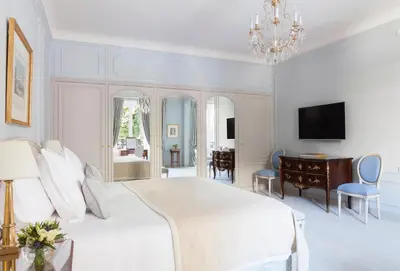 Télévision ou salle de divertissement dans l'établissement Le Bristol Paris, Oetker Hotels