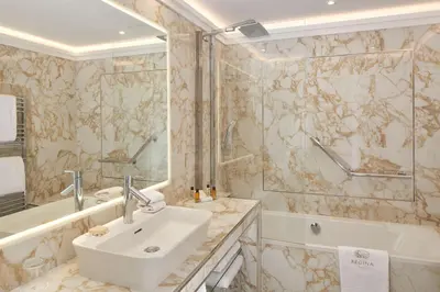 Salle de bains dans l'établissement Hôtel Regina Louvre