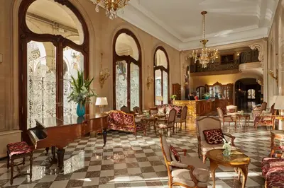 Coin salon dans l'établissement Hôtel Regina Louvre
