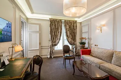 Coin salon dans l'établissement Hôtel Regina Louvre