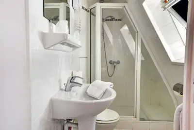 Salle de bains dans l'établissement Hôtel Paris Nord