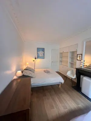 Un ou plusieurs lits dans un hébergement de l'établissement Real Parisian apartment with 2 bedrooms and AC